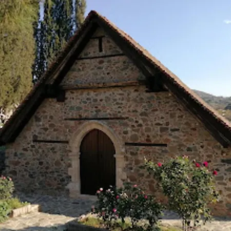 Beautiful 3 Bedr House In With Fireplace *