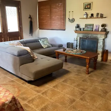 Beautiful 3 Bedr House In With Fireplace