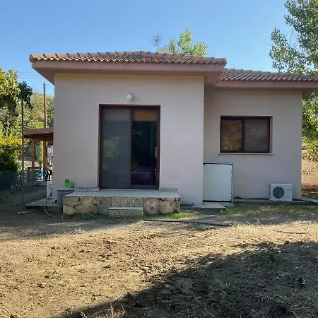 Beautiful 3 Bedr House In With Fireplace *