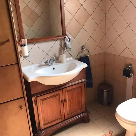 Beautiful 3 Bedr House In With Fireplace