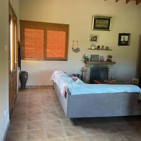 Beautiful 3 Bedr House In With Fireplace *