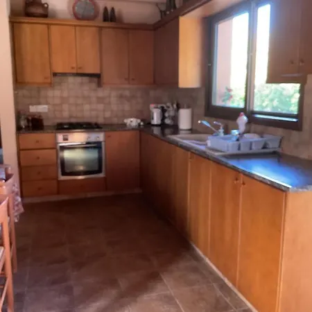 Beautiful 3 Bedr House In With Fireplace *