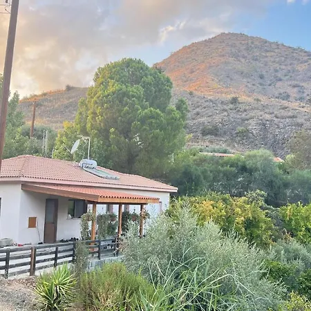 Beautiful 3 Bedr House In With Fireplace